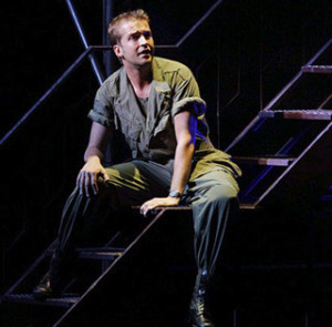 Alan Gillespie dans le rôle de Chris