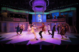 Alessandro Costantini (Marc Hall) et Jonathan Cullen (Jason) et la troupe de Prom Queen The Musical © Andrée Lanthier