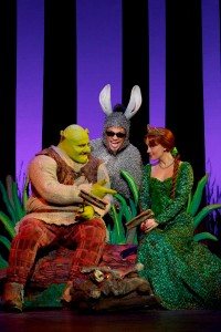 Lukas Poost (Shrek), Andre Jordan (Donkey) et, Liz Shivener (Princess Fiona) dans Shrek the Musical © Joan Marcus